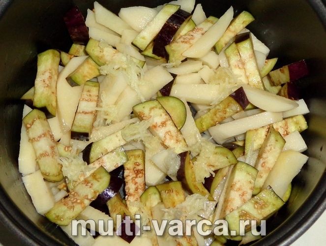 Картопля з баклажанами в мультиварці