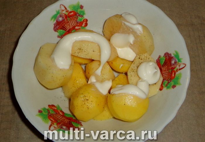 Картопля з сиром і майонезом у мультиварці