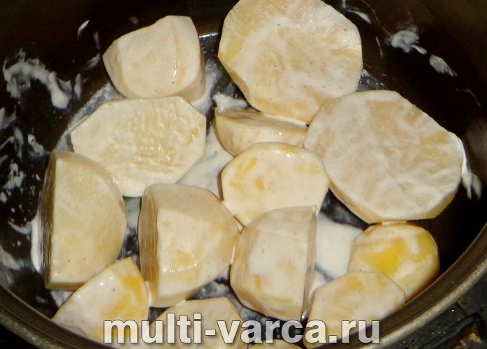 Картопля з сиром і майонезом у мультиварці