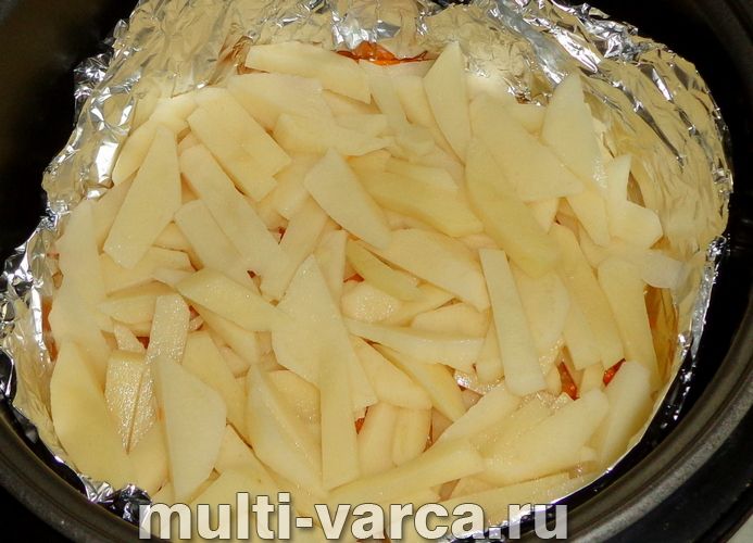 Картопляна запіканка з цибулею та морквою