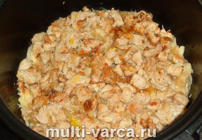 Картопляна запіканка з м'ясом у мультиварці
