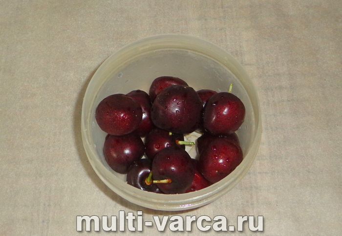 Компот із полуниці та черешні на зиму