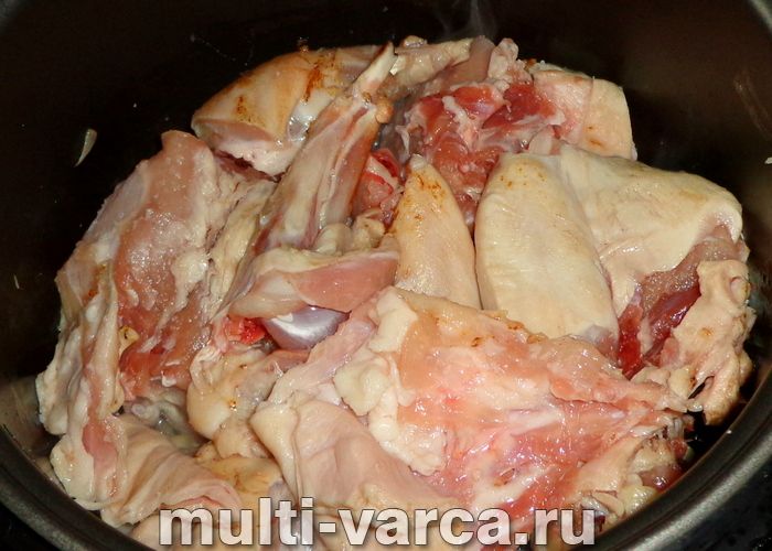 Кролик із грибами в мультиварці