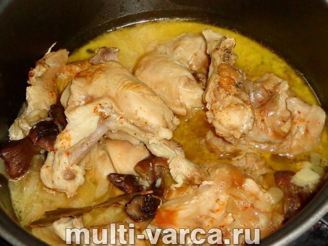 Кролик із грибами в мультиварці