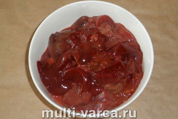 Куряча печінка з яблуками