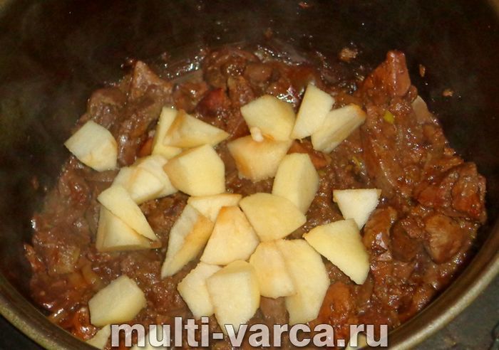 Куряча печінка з яблуками