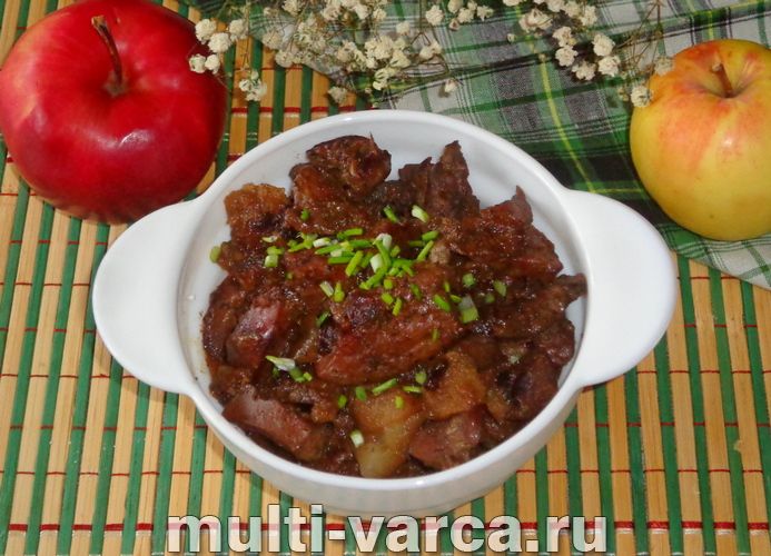 Куряча печінка з яблуками