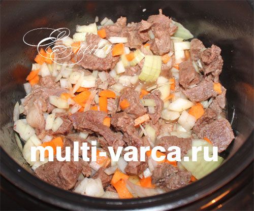 Печеня з м'ясом і картоплею в мультиварці
