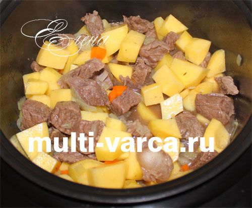Печеня з м'ясом і картоплею в мультиварці