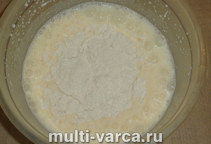 Пиріг із ковбасою в мультиварці