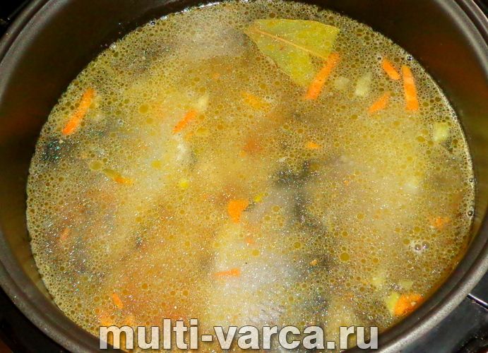 Рибний суп із перловкою в мультиварці