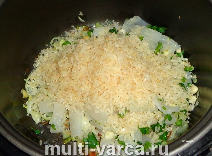 Рис із кальмарами в мультиварці