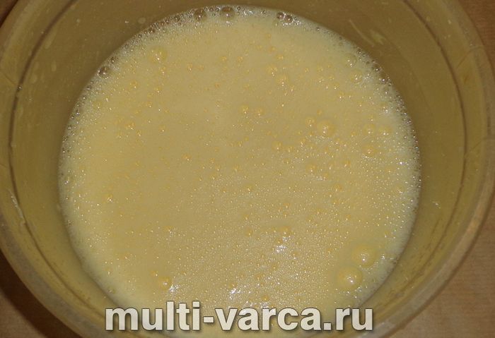 Шарлотка з журавлиною в мультиварці
