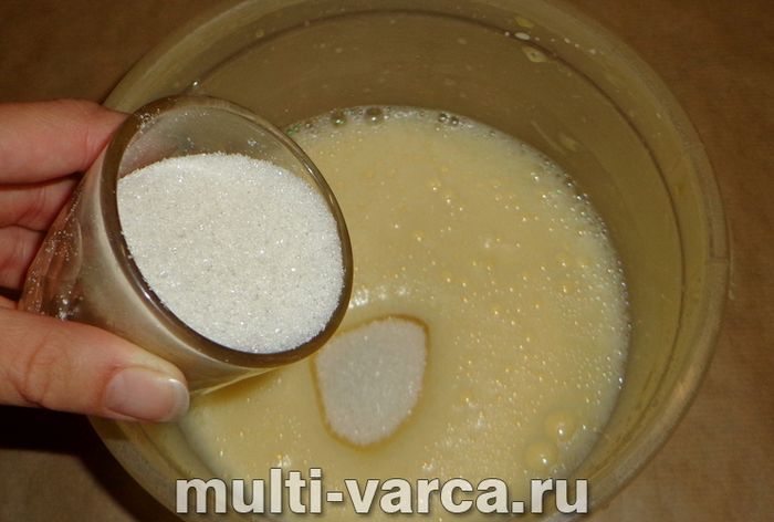 Шарлотка з журавлиною в мультиварці