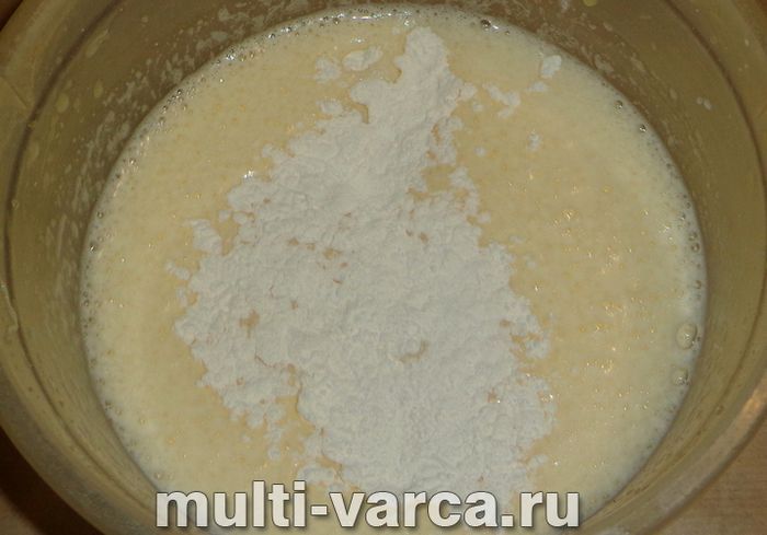 Шарлотка з журавлиною в мультиварці