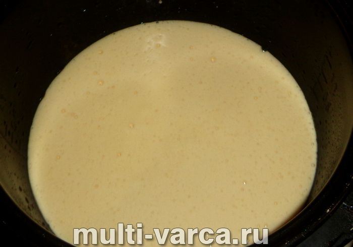 Шарлотка з журавлиною в мультиварці