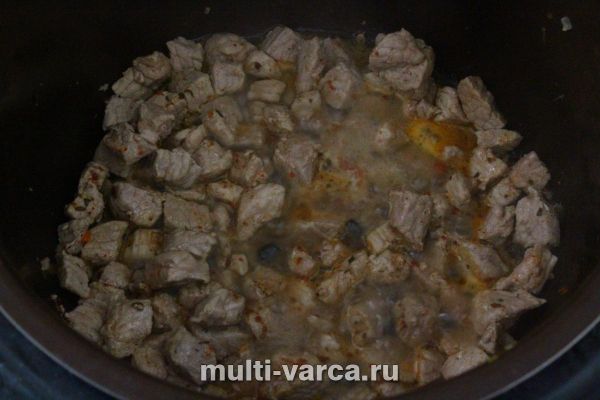 Смачна, розсипчаста гречка, тушкована зі свининою та овочами