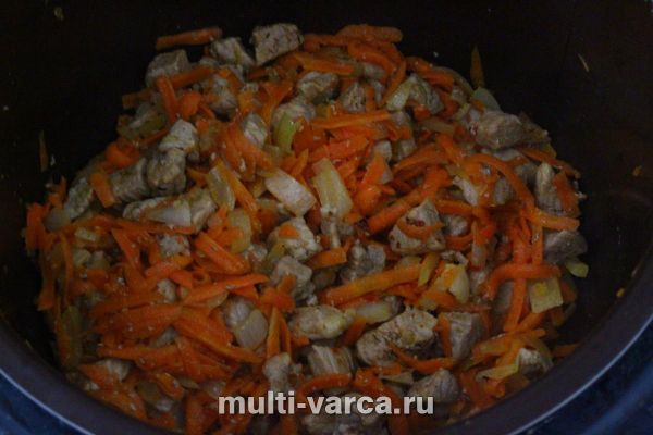 Смачна, розсипчаста гречка, тушкована зі свининою та овочами