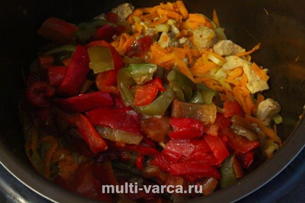 Смачна, розсипчаста гречка, тушкована зі свининою та овочами