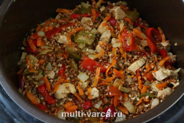 Смачна, розсипчаста гречка, тушкована зі свининою та овочами