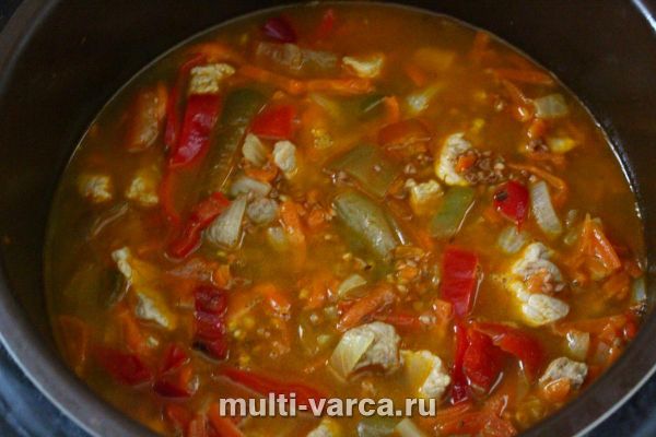 Смачна, розсипчаста гречка, тушкована зі свининою та овочами