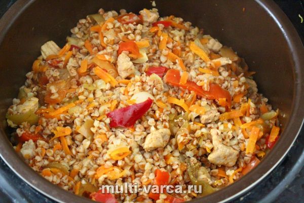 Смачна, розсипчаста гречка, тушкована зі свининою та овочами