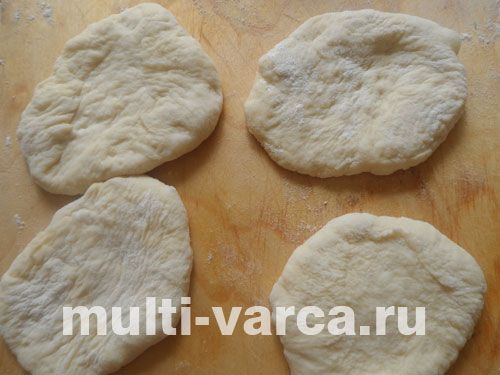 Смажені дріжджові пиріжки із зеленою цибулею та яйцем