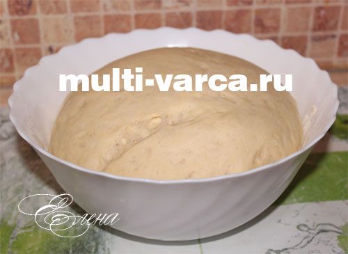 Солодкі булочки з халвою в мультиварці