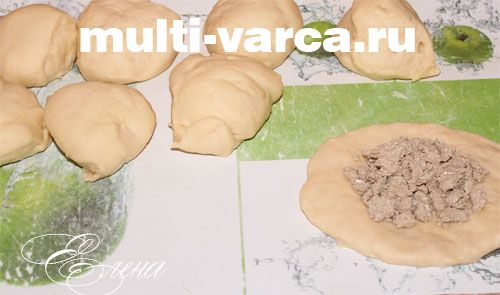 Солодкі булочки з халвою в мультиварці