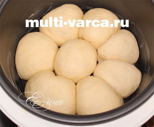 Солодкі булочки з халвою в мультиварці