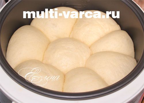 Солодкі булочки з халвою в мультиварці
