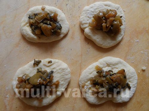 Солодкі пиріжки з яблуками та ревенем у мультиварці