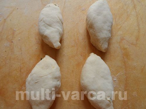 Солодкі пиріжки з яблуками та ревенем у мультиварці