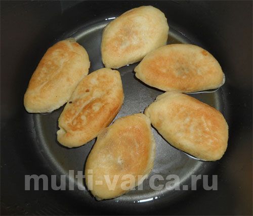 Солодкі пиріжки з яблуками та ревенем у мультиварці