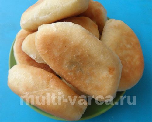 Солодкі пиріжки з яблуками та ревенем у мультиварці