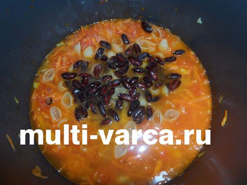 Тосканський суп із квасолею та макаронами в мультиварці