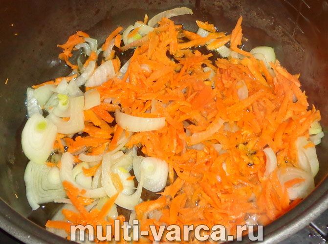 Тушкована капуста з ковбасою в мультиварці