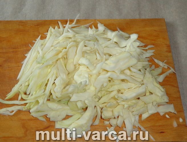 Тушкована капуста з ковбасою в мультиварці
