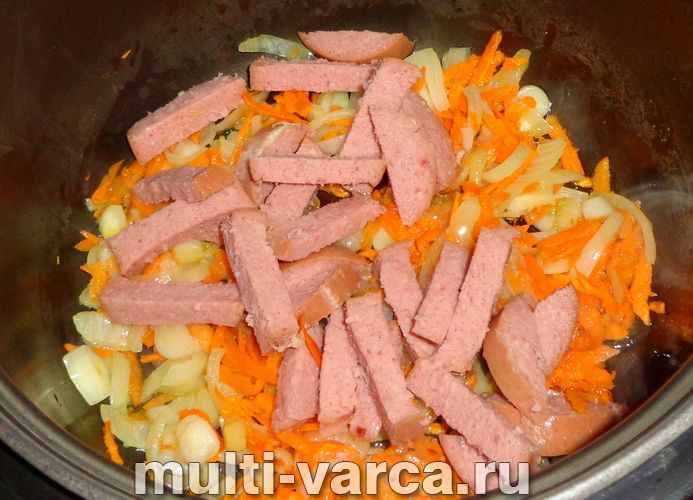 Тушкована капуста з ковбасою в мультиварці