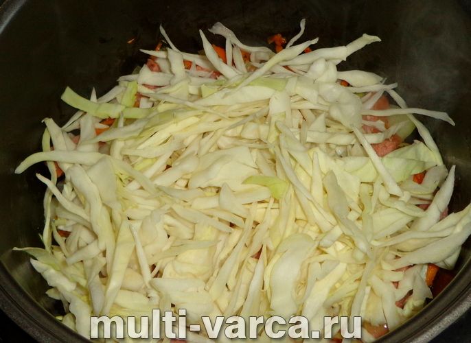 Тушкована капуста з ковбасою в мультиварці