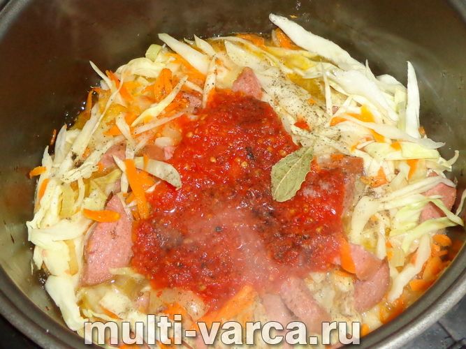 Тушкована капуста з ковбасою в мультиварці