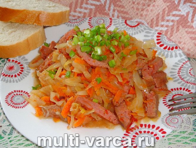 Тушкована капуста з ковбасою в мультиварці
