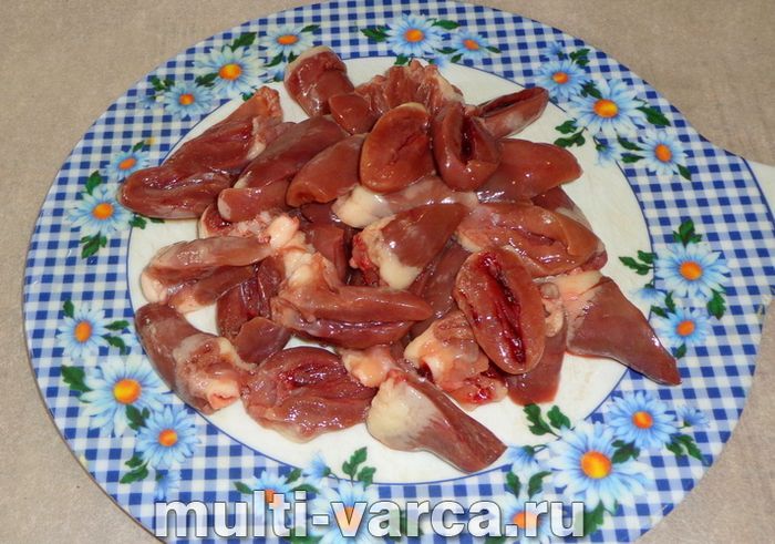 Тушкована капуста з курячими сердечками в мультиварці