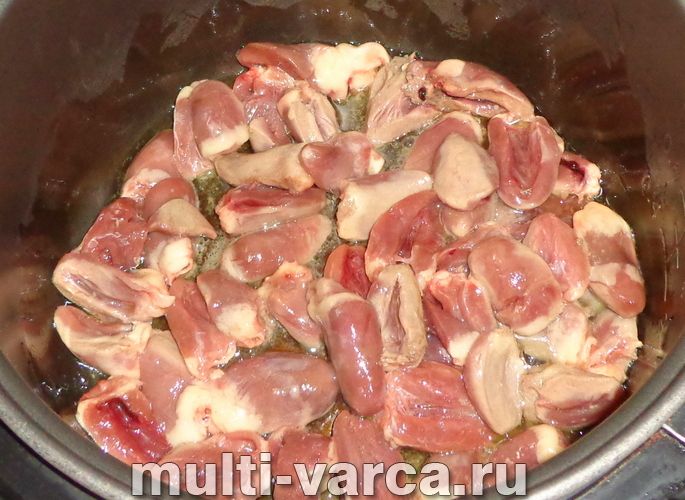 Тушкована капуста з курячими сердечками в мультиварці