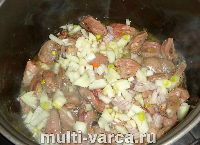Тушкована капуста з курячими сердечками в мультиварці