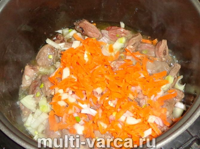 Тушкована капуста з курячими сердечками в мультиварці
