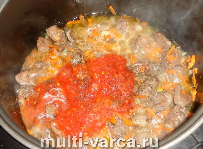 Тушкована капуста з курячими сердечками в мультиварці