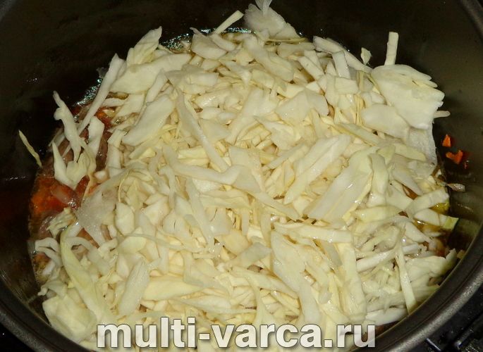 Тушкована капуста з курячими сердечками в мультиварці