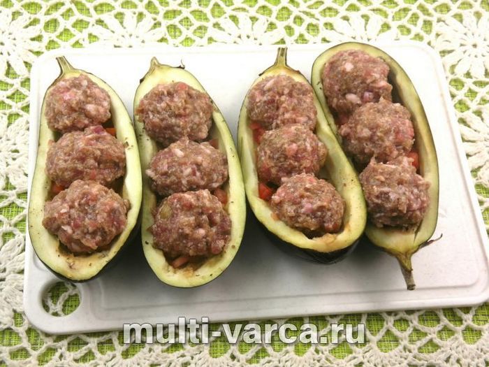 Баклажани, фаршировані фрикадельками