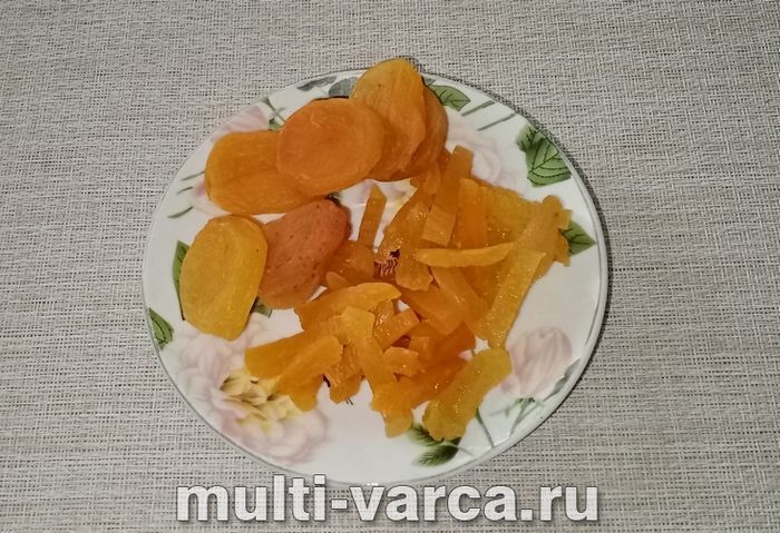 Бісквітне печиво в духовці з мандаринами та курагою